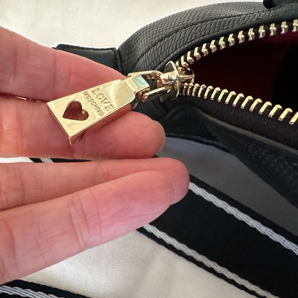 Love Moschino / black fanny pack banana with heart chain SS21 (NEW) - Picture 10 of 10